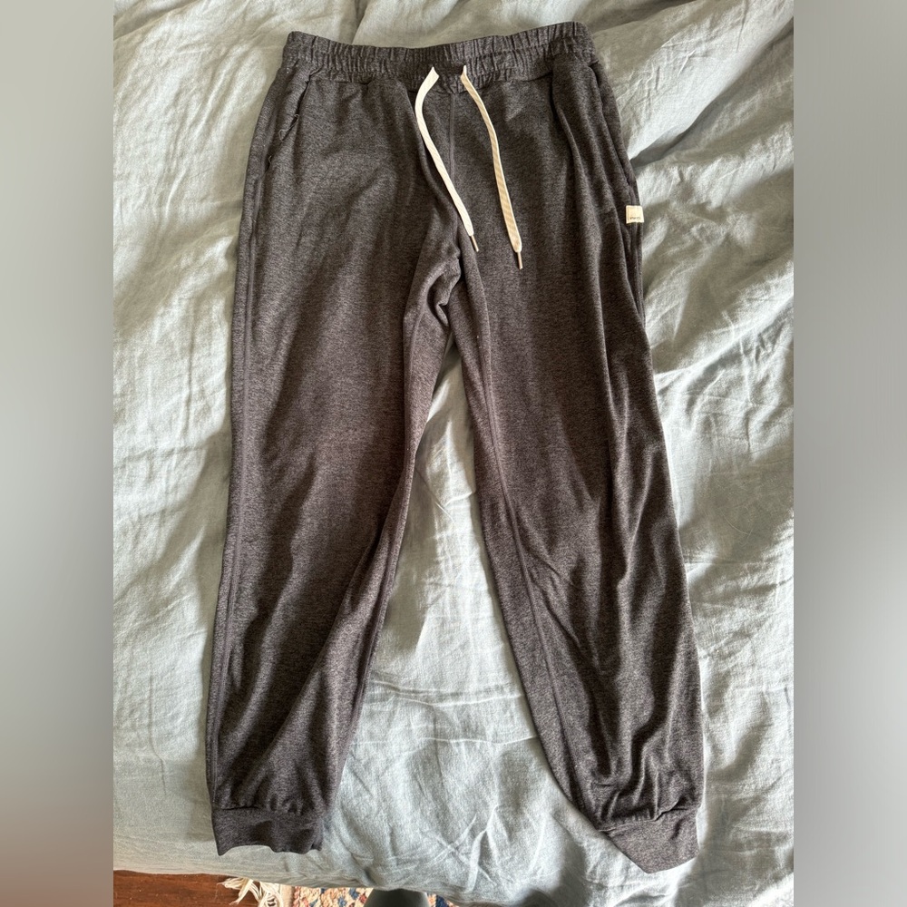 Vuori charcoal heather women’s performance jogger size small